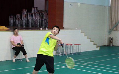 北京中小学羽毛球培训机构告诉您每天坚持打羽毛球会降低眼睛近视的几率