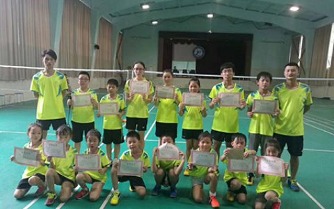 掌握各种站位的方式是北京中小学羽毛球培训入门的必修课程