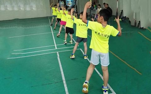 北京中小学羽毛球培训公司告诉你开始学习球拍捡球是进行让羽毛球拍手柄对着自己